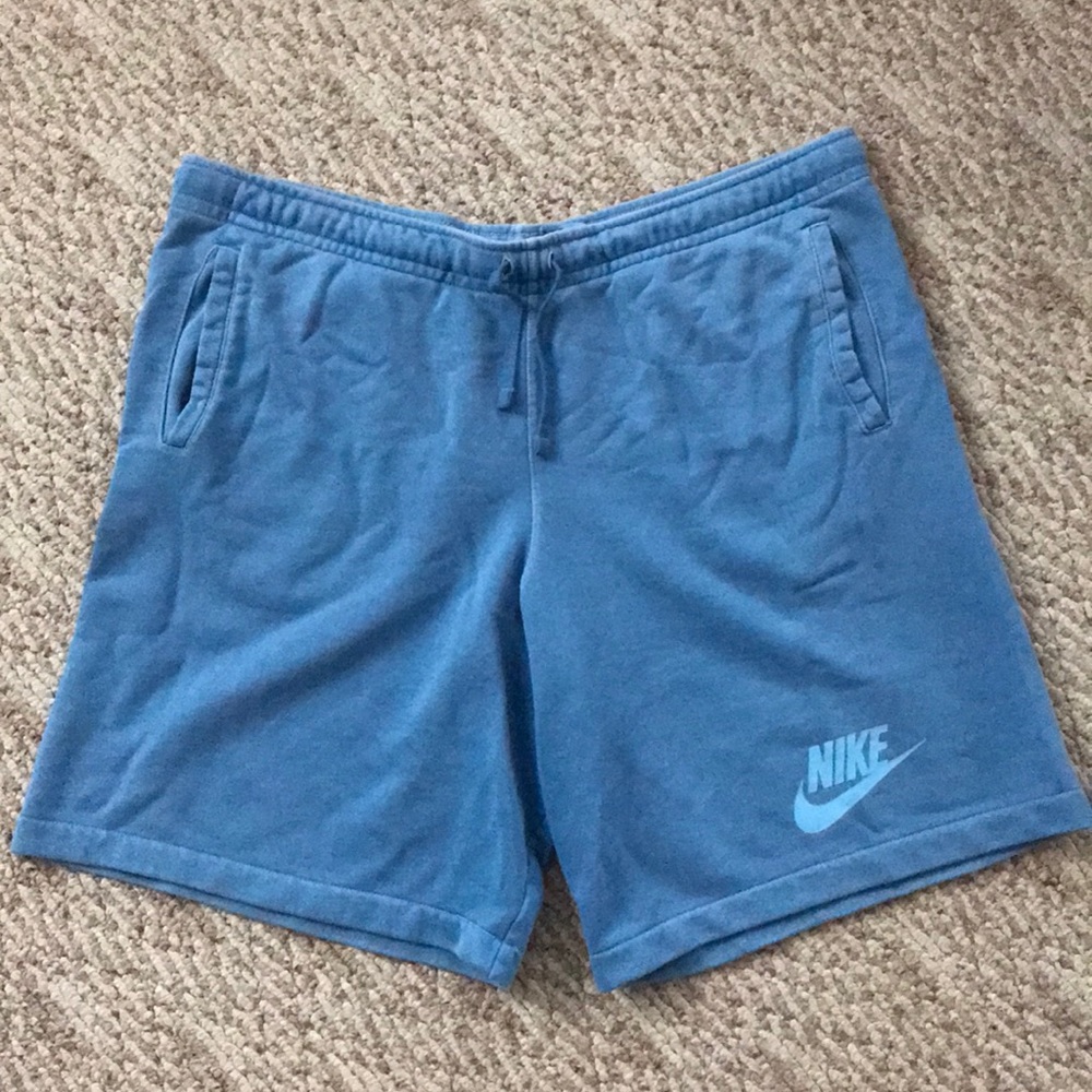 Men’s NIKE shorts. Like new.